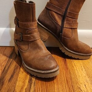 Bullboxer Tan Heeled Boots with Buckle Detail